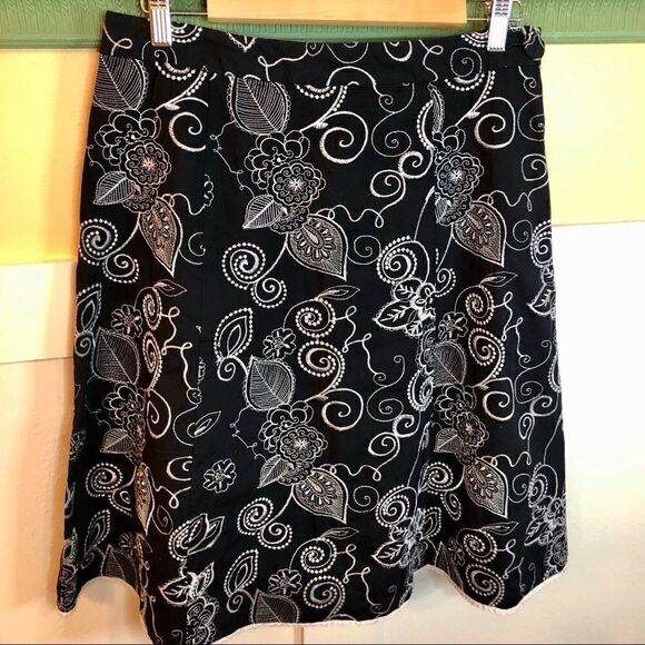 Black skirt side zip white stitched flowers Sz 10 - Picture 1 of 6